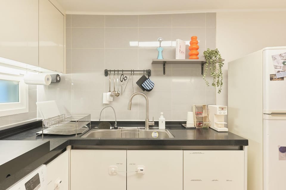 Sinsa Still - 5 minutes from Sinsa Station, 8 minutes from Nonhyeon Station, 5 minutes from Airport Bus, Luggage Storage, Adult Hospital, Business Trip, Hangang Park, Convenient Transportation Villa in Seoul