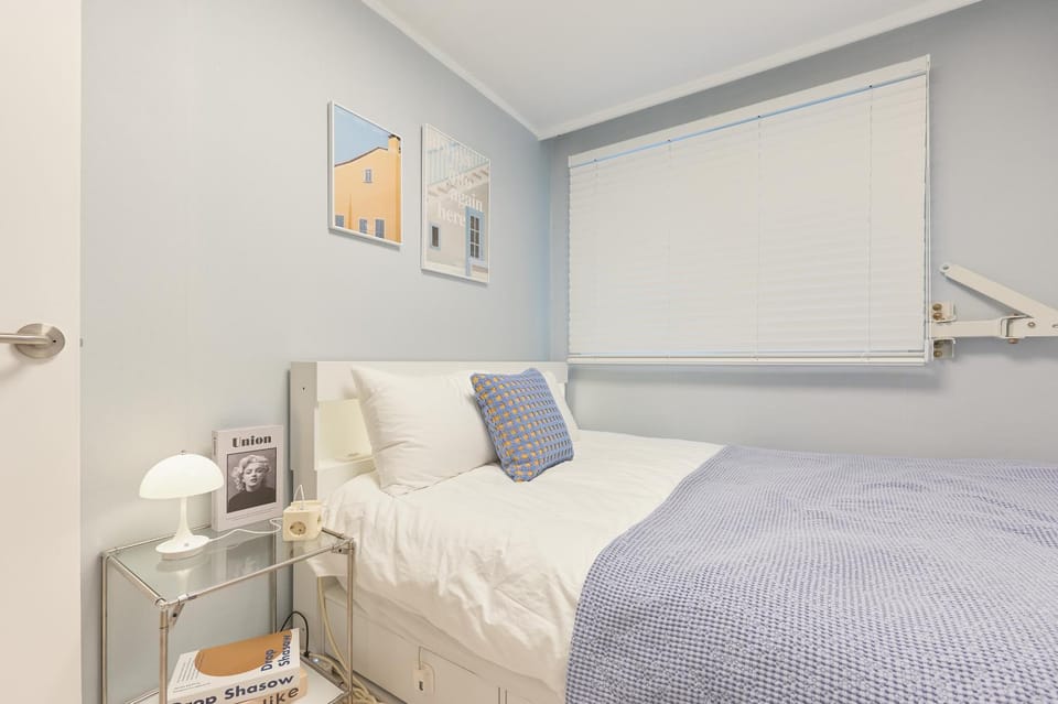 Sinsa Still - 5 minutes from Sinsa Station, 8 minutes from Nonhyeon Station, 5 minutes from Airport Bus, Luggage Storage, Adult Hospital, Business Trip, Hangang Park, Convenient Transportation Villa in Seoul