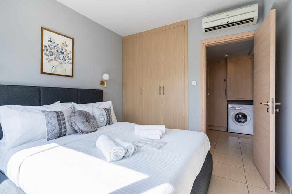 Bed, Photo of the whole room, Bedroom, towels, wardrobe, washing machine, dryer, air conditioner