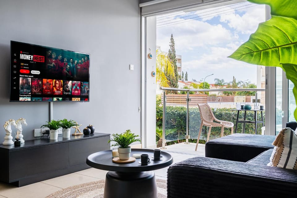 Patio, Day, Garden, TV and multimedia, View (from property/room), Balcony/Terrace, Living room, Seating area, Evening entertainment, Garden view