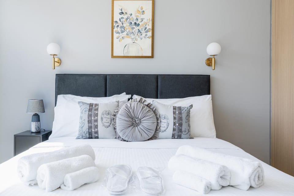 Bed, Photo of the whole room, Bedroom, towels