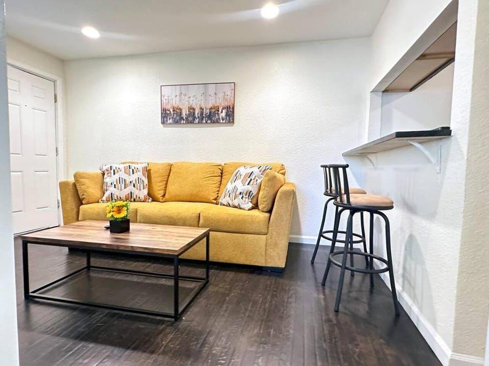 Cozy Corner 10mins to Downtown Apartment in Lakewood
