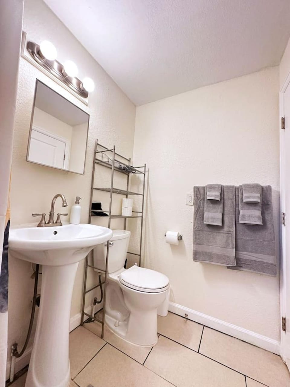 Cozy Corner 10mins to Downtown Apartment in Lakewood