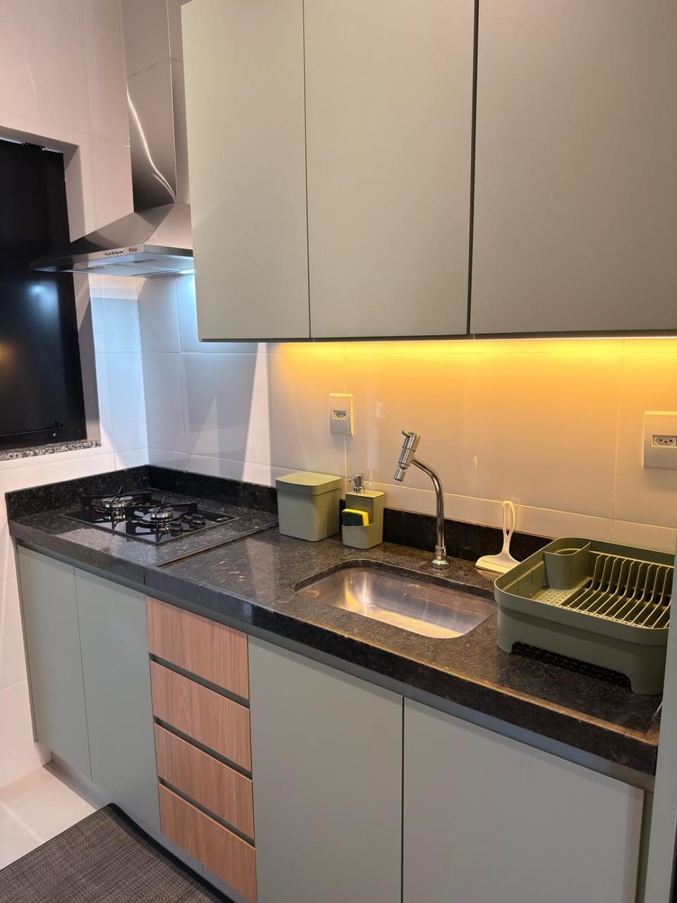 Kitchen or kitchenette, minibar, stove