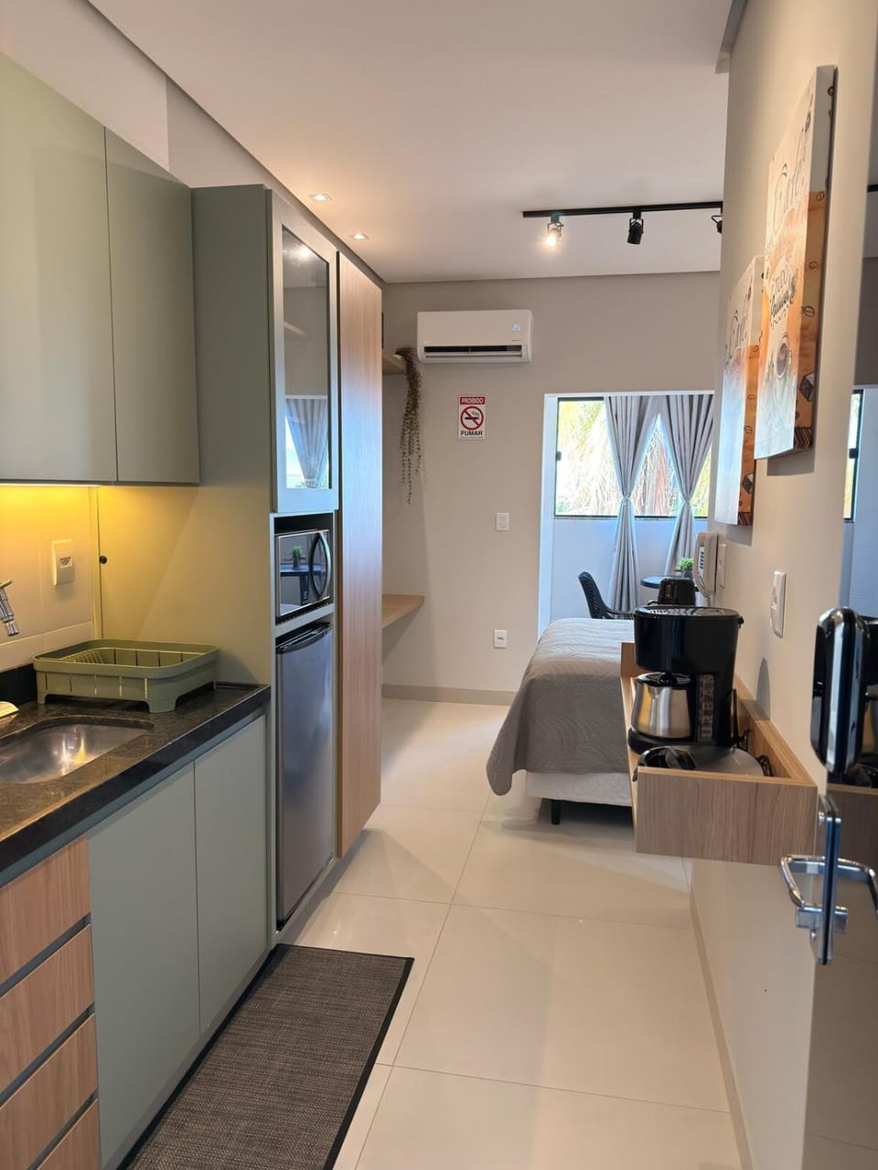 Kitchen or kitchenette, Seating area, Dining area, minibar, oven, stove