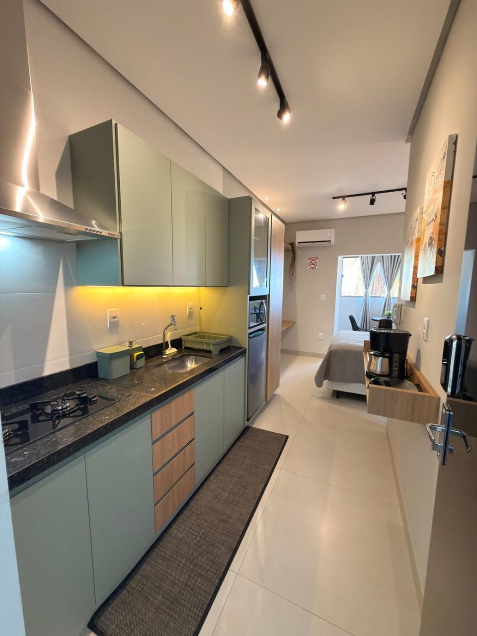Kitchen or kitchenette, minibar, oven, stove