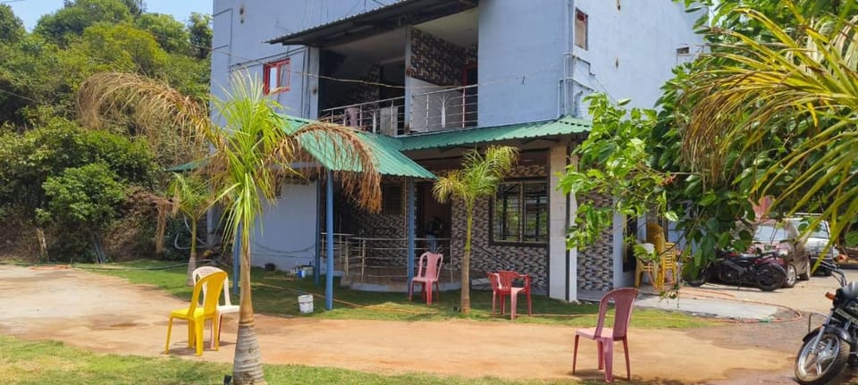 Facade/entrance, Area and facilities