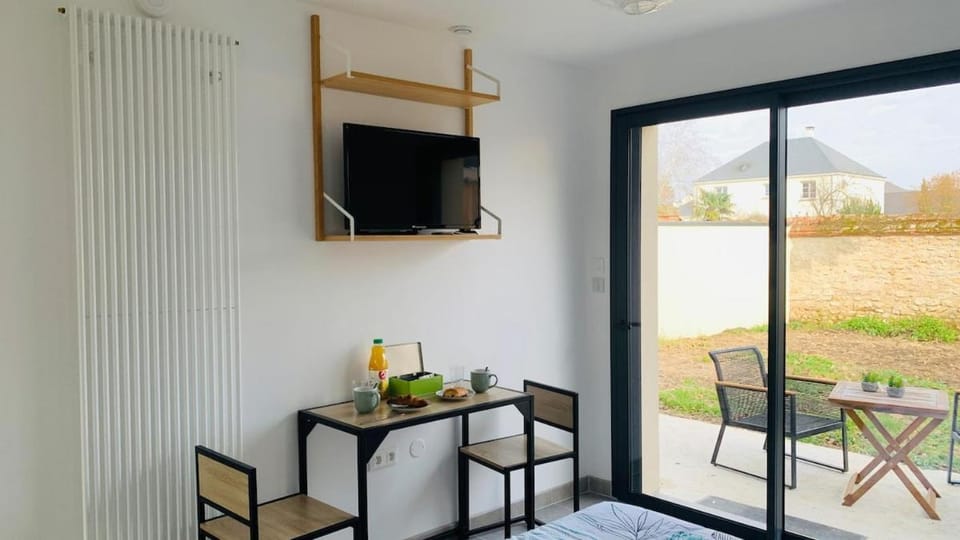 Le Chaleureux Studio 3- Parking - 20 min central Apartment in Centre-Val de Loire
