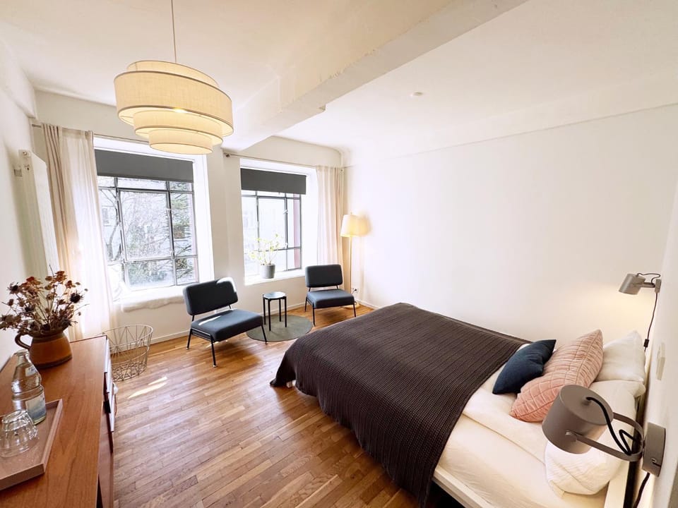 Photo of the whole room, Bedroom