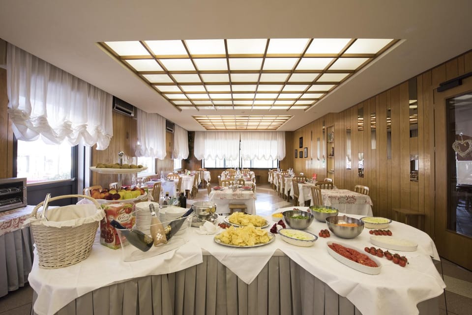 Restaurant/places to eat, Dining area