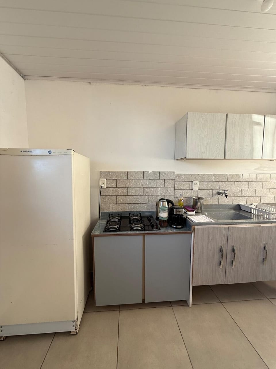 Kitchen or kitchenette, dishwasher, stove