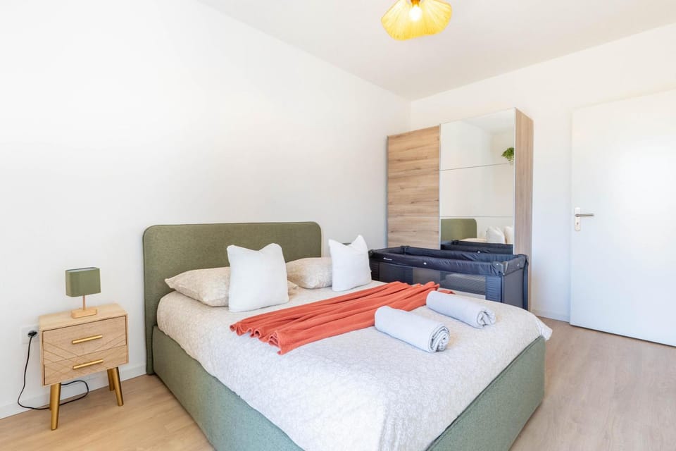 9 min from Disney - Cozy for 4 - Parking & Wi-Fi Apartment in Île-de-France