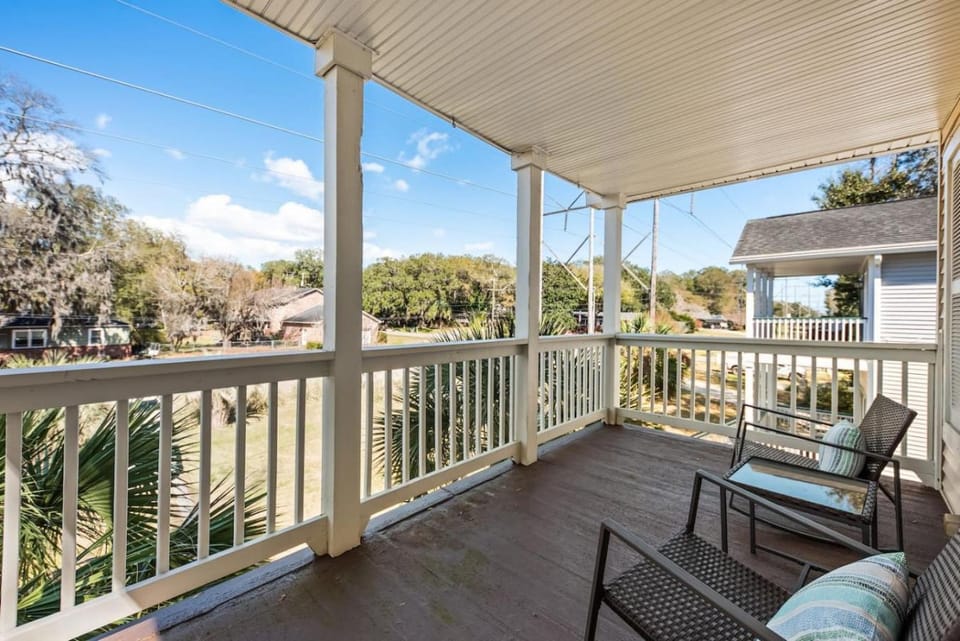 Charleston 3BR Home · 3 Baths · Porches · Dogs OK House in North Charleston
