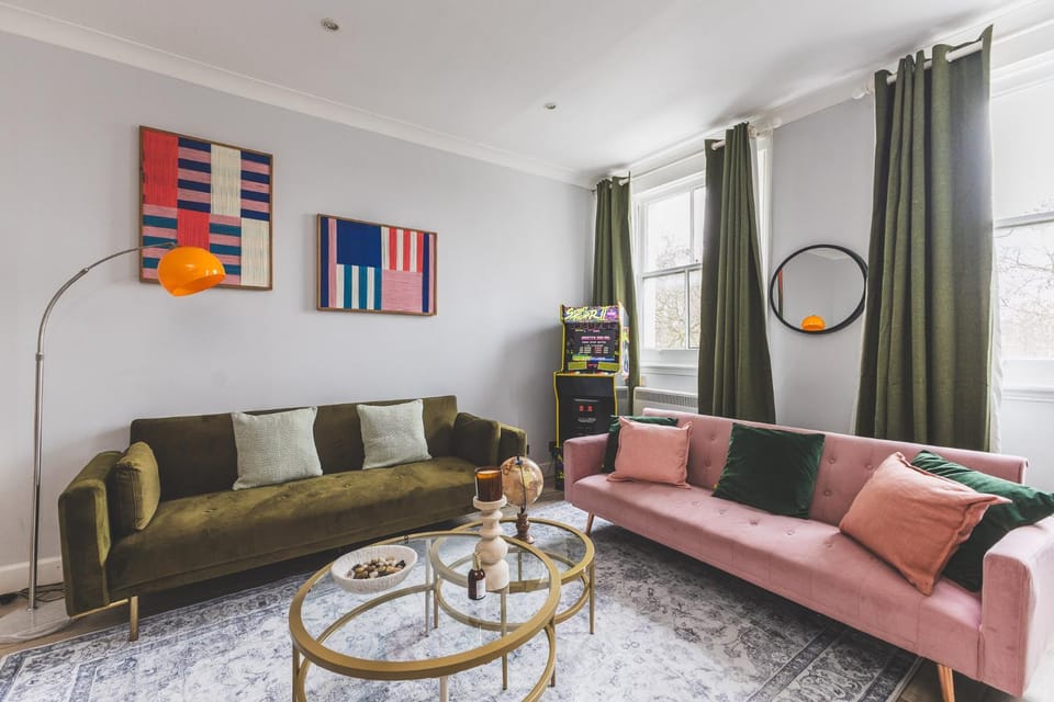 South Kensington Apt w Arcade! 3 Min To Station, Sleeps 8! Apartment in City of Westminster