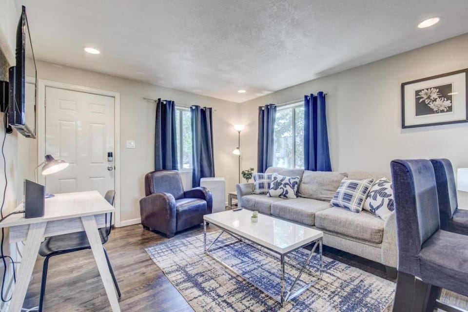 7min light rail walk Royal Blue Lakewood Retreat Apartment in Lakewood