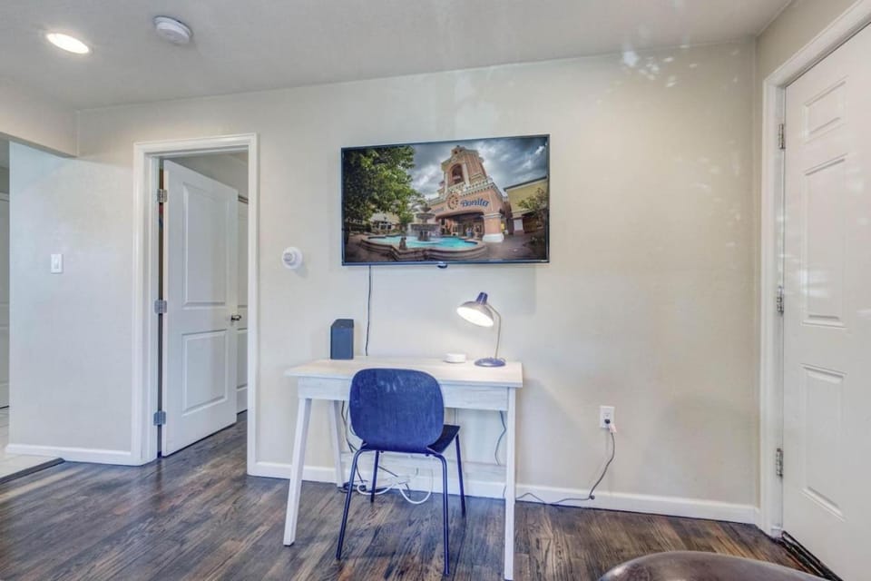 7min light rail walk Royal Blue Lakewood Retreat Apartment in Lakewood