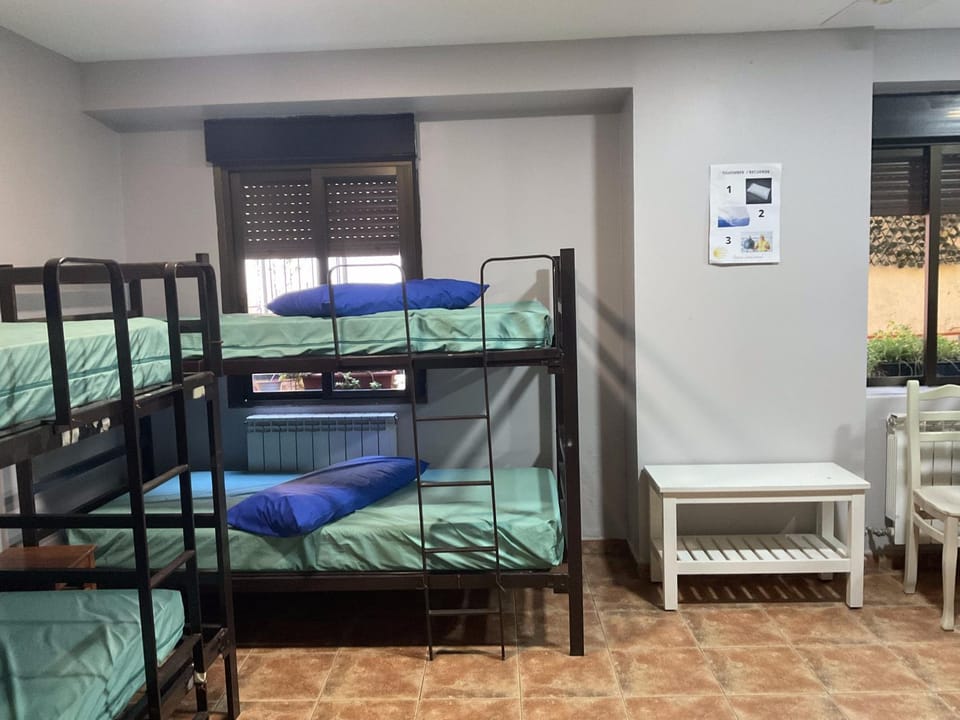 Bed, Photo of the whole room, bunk bed