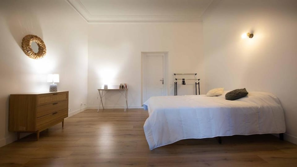 Photo of the whole room, Bedroom