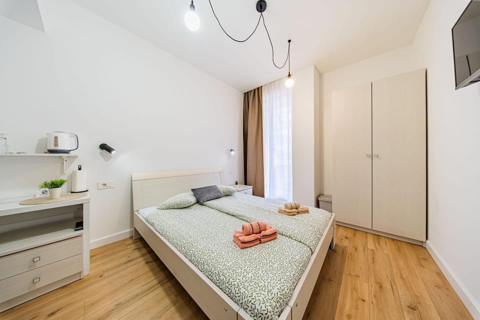 Bed, TV and multimedia, Coffee/tea facilities, towels, wardrobe