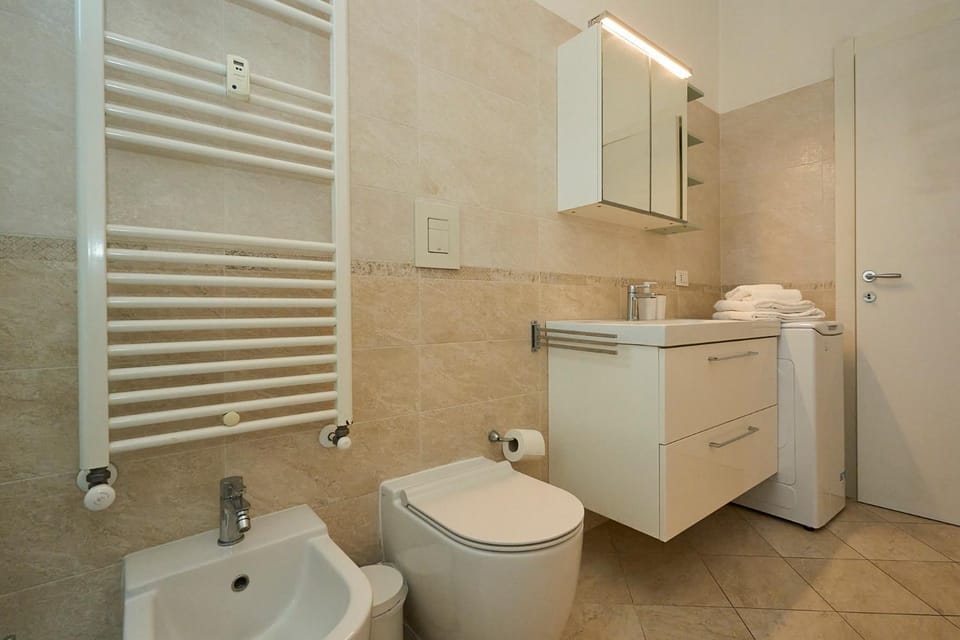3 Rooms Flat, 15 Minutes from Navigli-Humanitas Apartment in Milan
