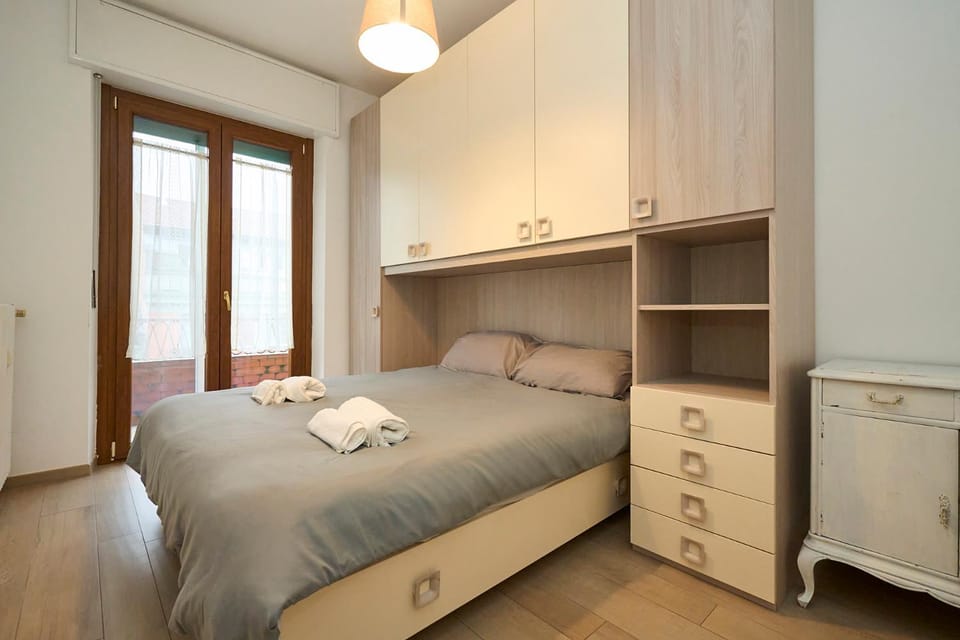 3 Rooms Flat, 15 Minutes from Navigli-Humanitas Apartment in Milan