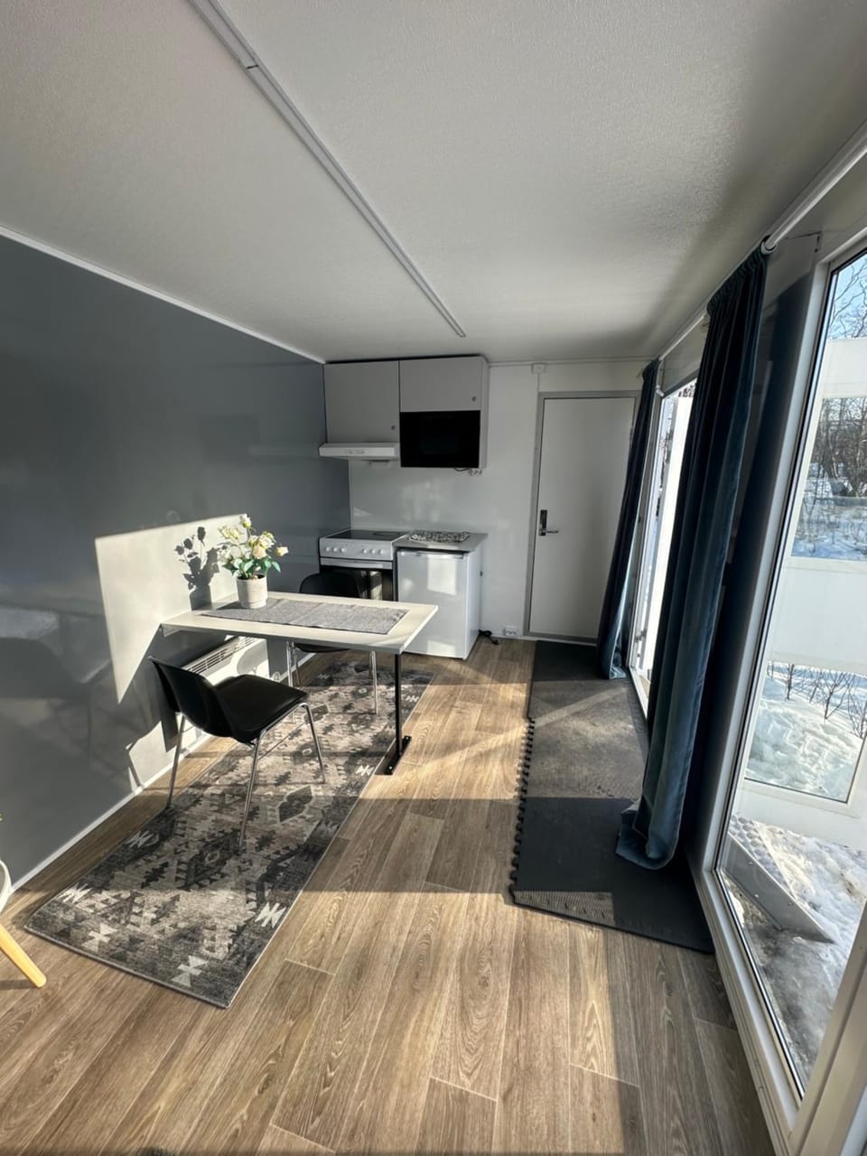 Kitchen or kitchenette, Living room, Seating area, Dining area