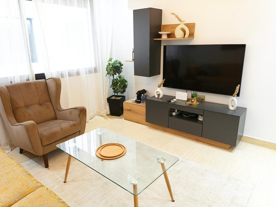 Communal lounge/ TV room, TV and multimedia, Living room, Seating area, Evening entertainment