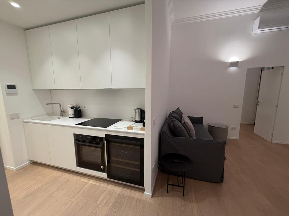 Coffee/tea facilities, Kitchen or kitchenette, Living room, Seating area, Dining area, minibar, stove