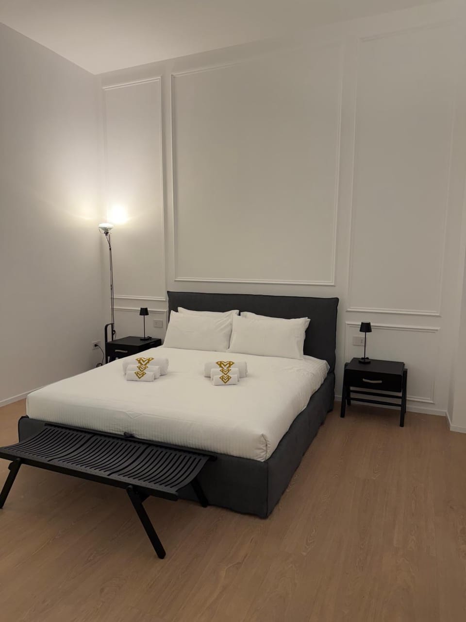 Bed, Photo of the whole room, Bedroom, towels