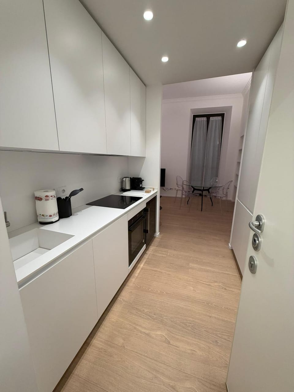 Kitchen or kitchenette, minibar, oven, stove
