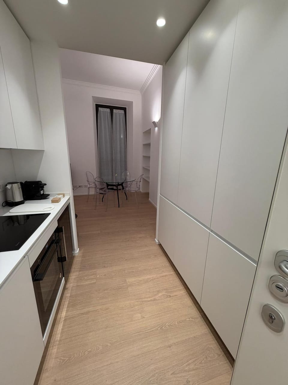 Kitchen or kitchenette, minibar, oven, stove