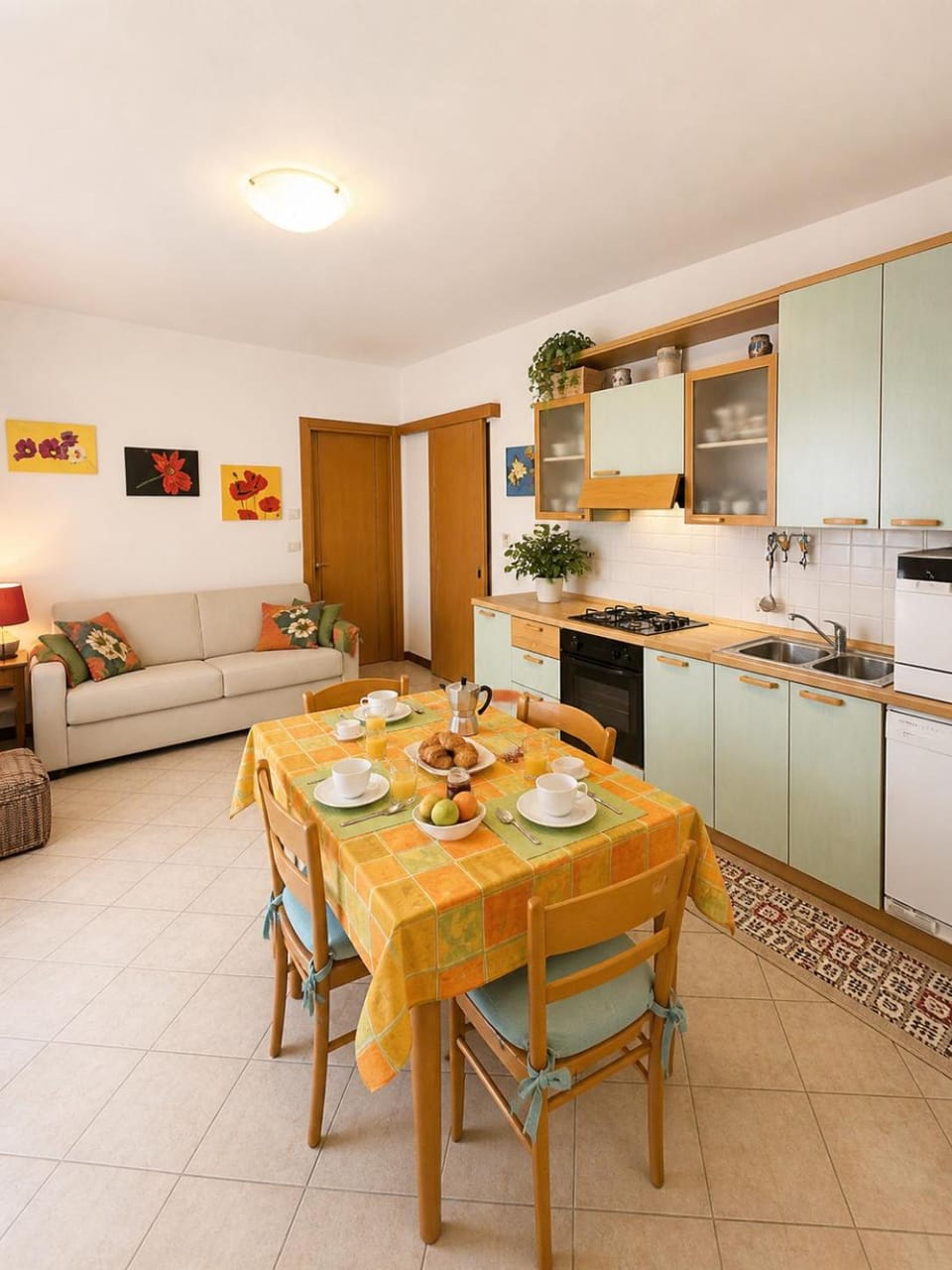Kitchen or kitchenette, Dining area