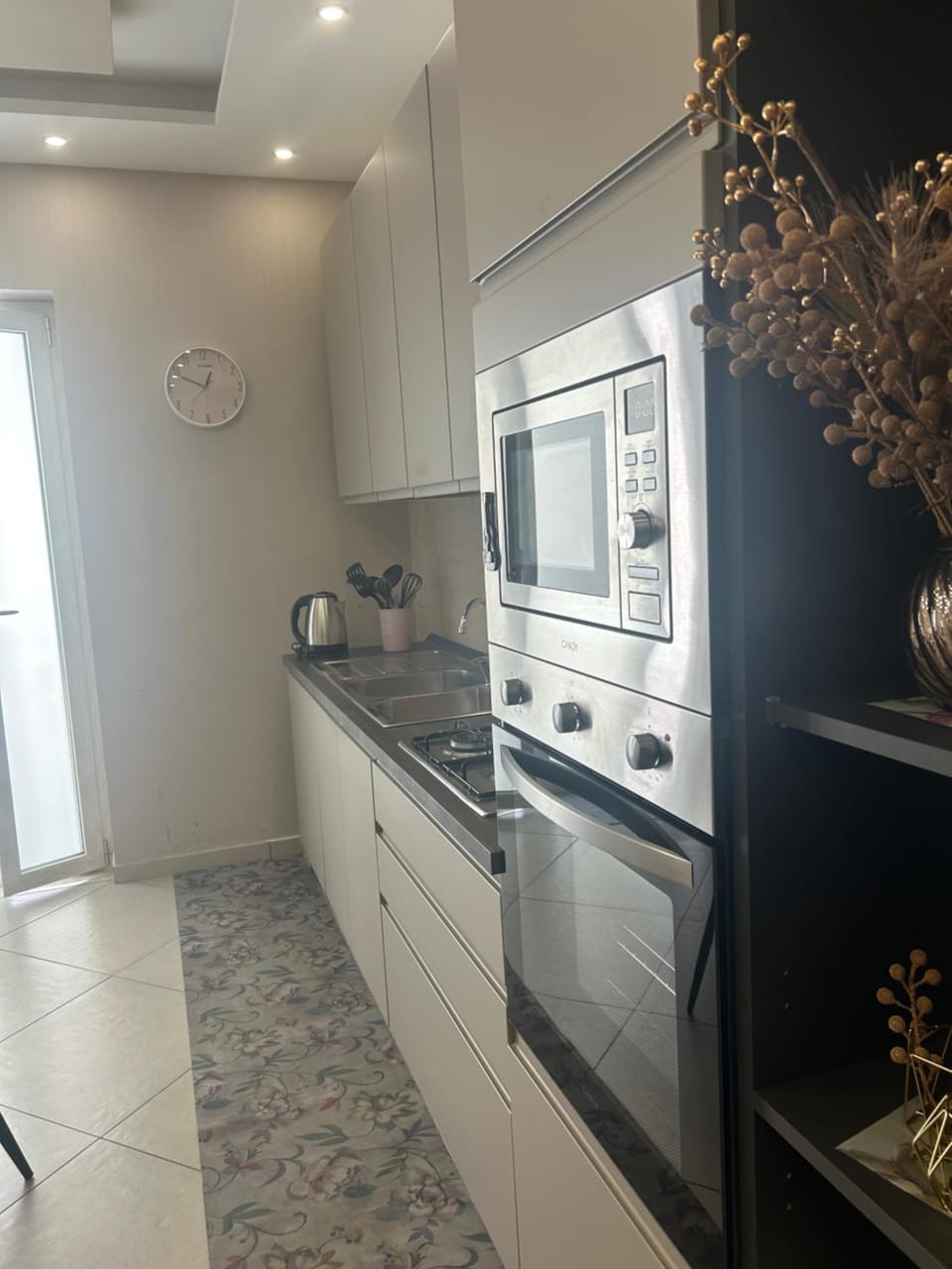 Coffee/tea facilities, Kitchen or kitchenette, oven, stove