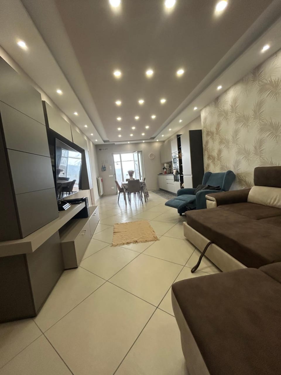 Communal lounge/ TV room, TV and multimedia, Living room, Seating area, Dining area