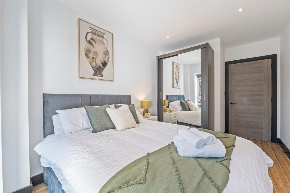Bed, Photo of the whole room, Bedroom, towels