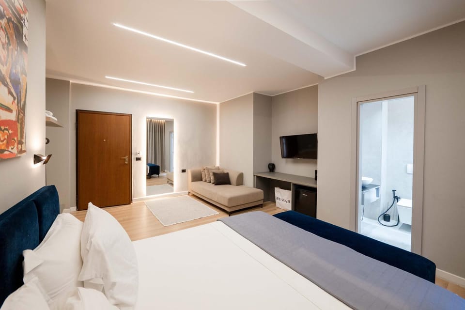 Bed, TV and multimedia, Photo of the whole room, Seating area, Bedroom, towels, wardrobe