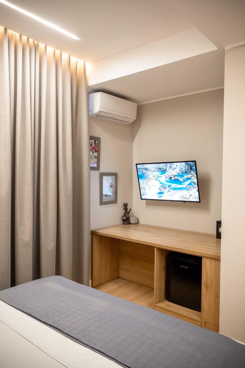 Bed, TV and multimedia, Photo of the whole room, Bedroom, air conditioner, Internal: Not applicable to any particular room