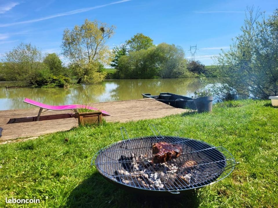 Domaine du Diot, son étang et son île Chalet in Centre-Val de Loire