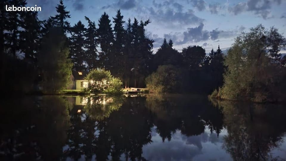 Domaine du Diot, son étang et son île Chalet in Centre-Val de Loire