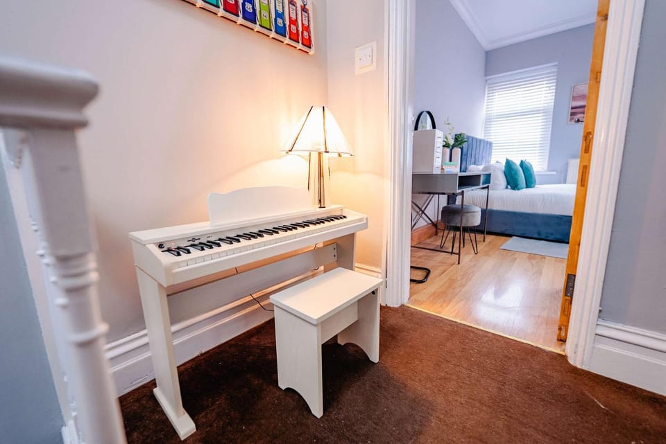Bed, Living room, Photo of the whole room, Seating area, Bedroom