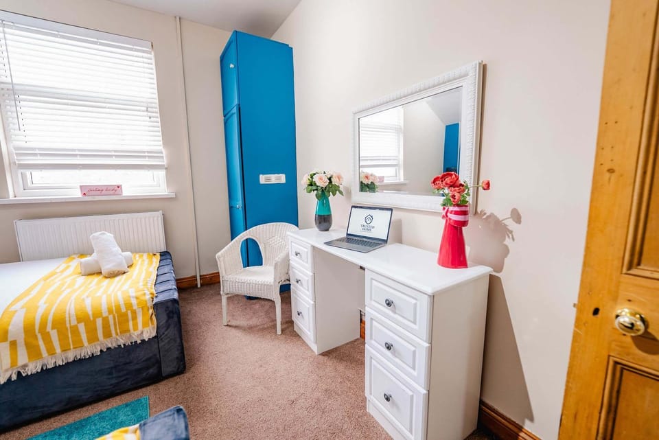 Bed, Kitchen or kitchenette, Photo of the whole room, Bedroom, hair dresser, wardrobe