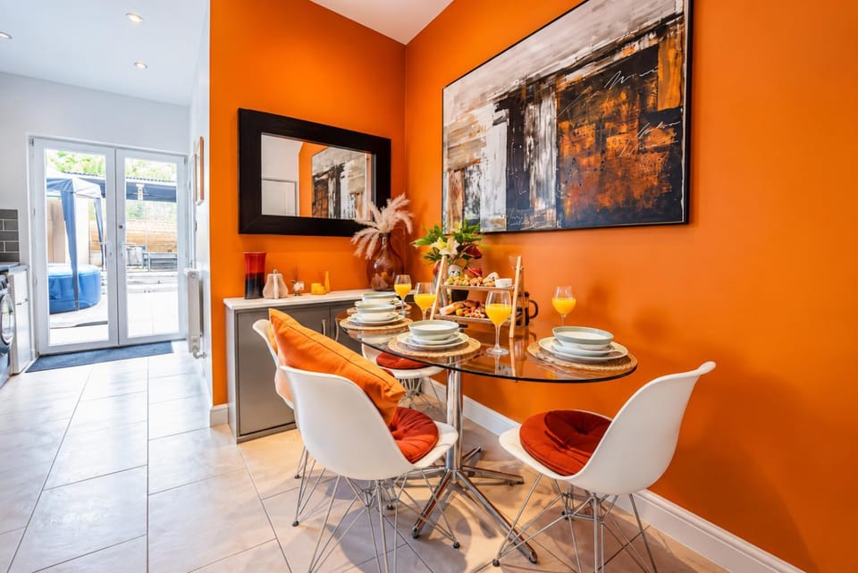 Seating area, Dining area, Food