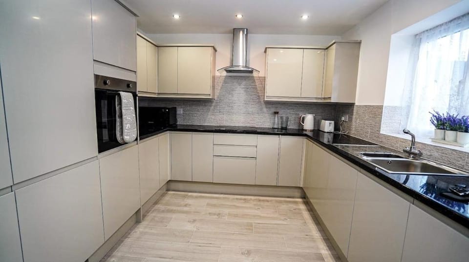 Corporate Stay with Free Parking & Reliable Wi-Fi House in Slough