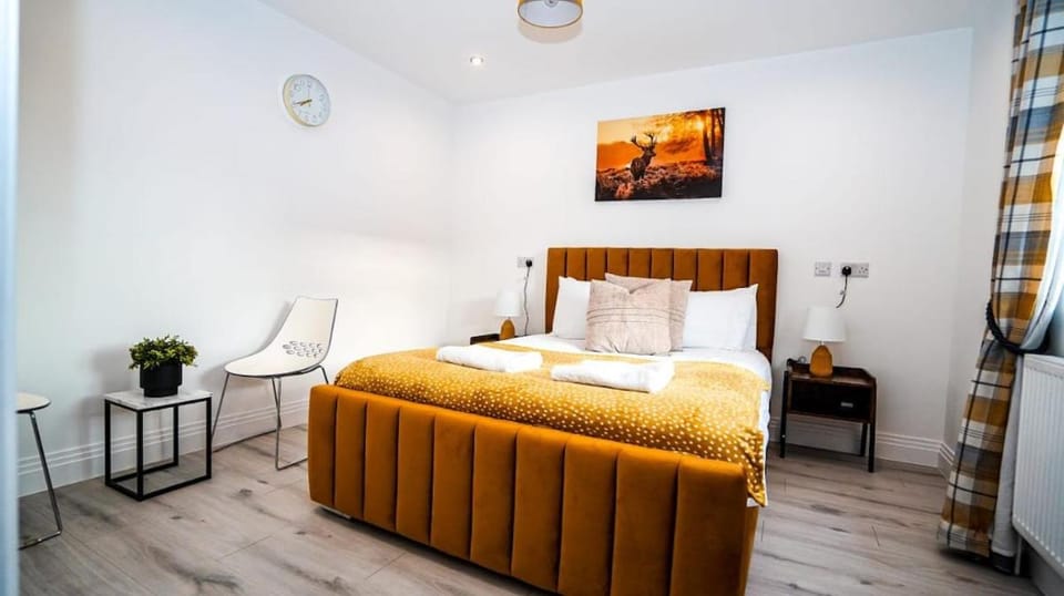 Corporate Stay with Free Parking & Reliable Wi-Fi House in Slough