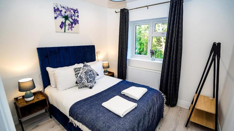Corporate Stay with Free Parking & Reliable Wi-Fi House in Slough
