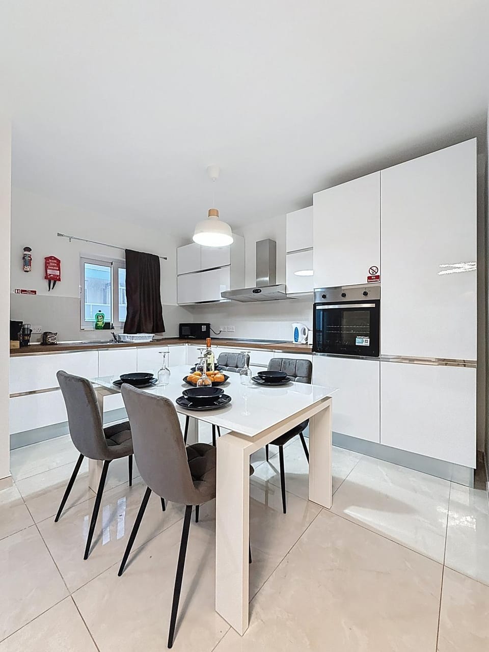Kitchen or kitchenette, Dining area