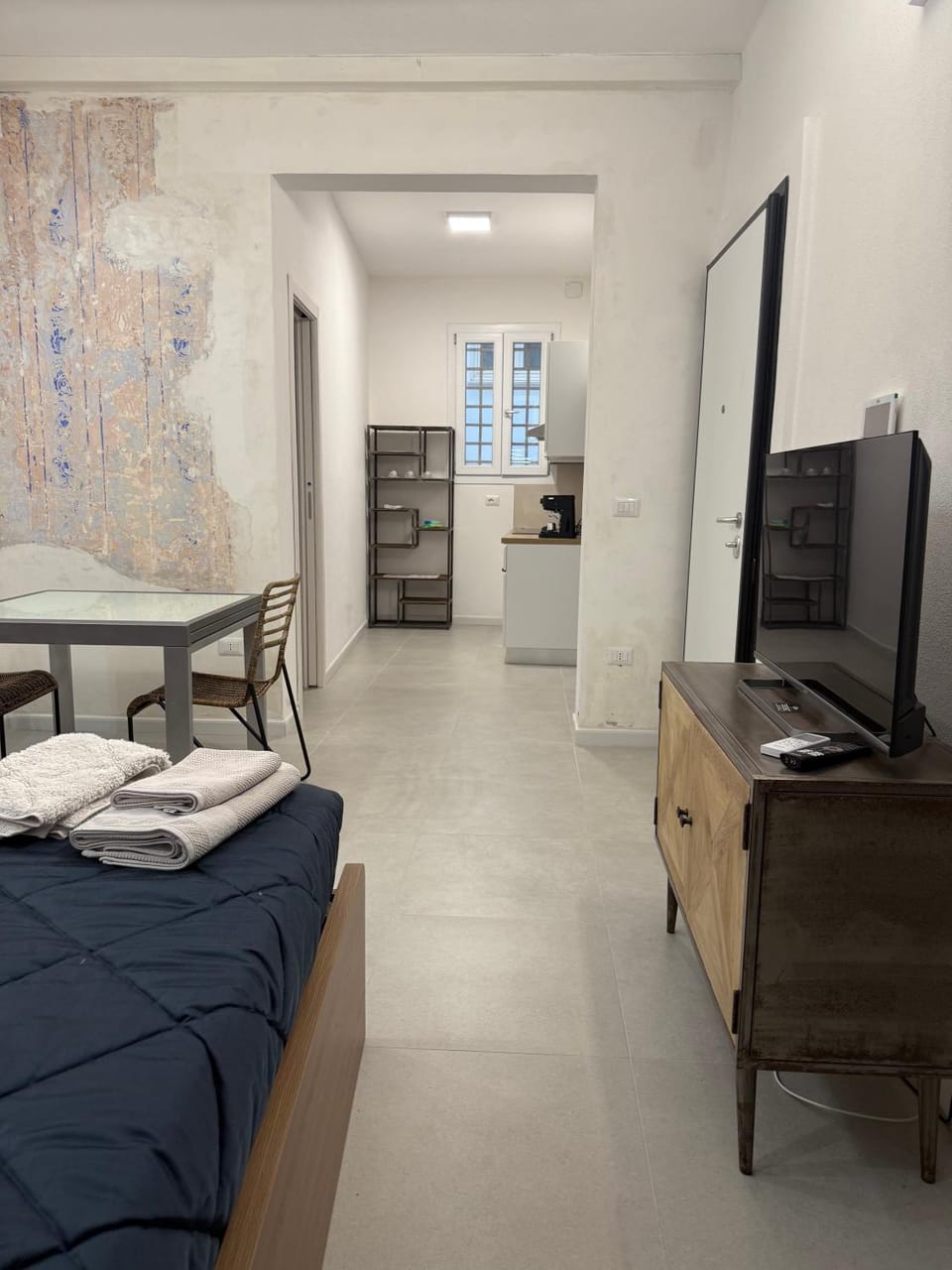 TV and multimedia, Photo of the whole room, Bedroom