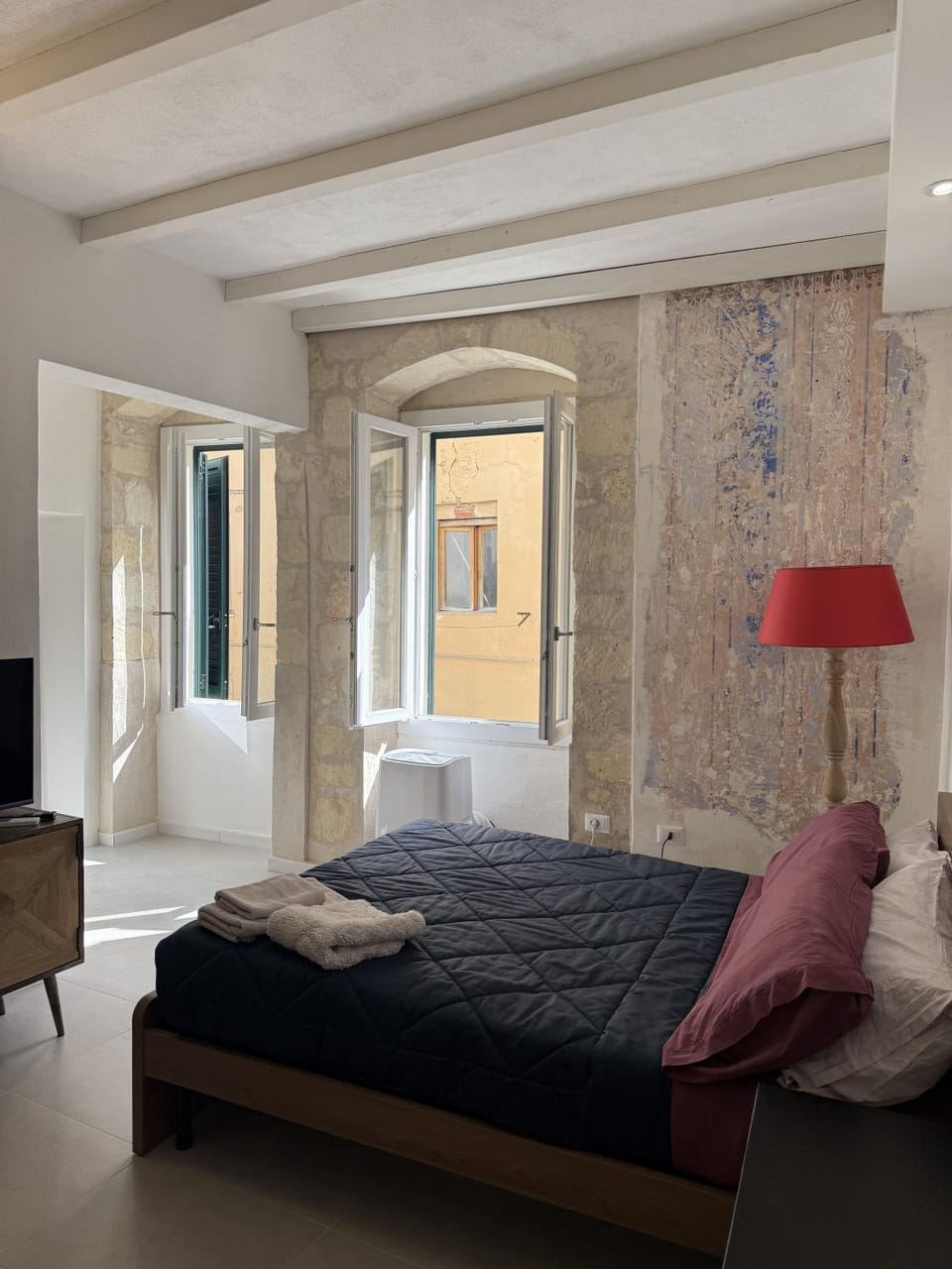 Bed, Living room, Photo of the whole room, Bedroom