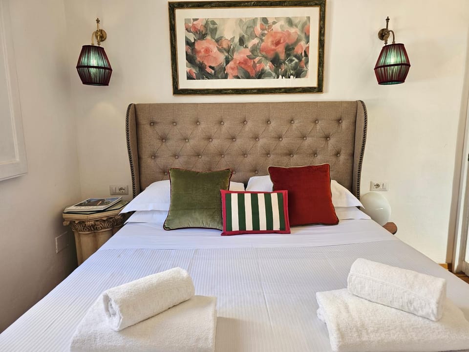 Bed, Bedroom, towels