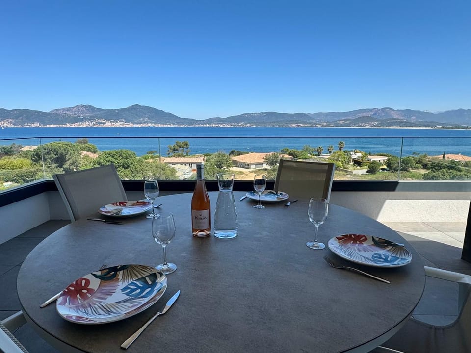 Natural landscape, View (from property/room), Balcony/Terrace, Dining area, Mountain view, Sea view